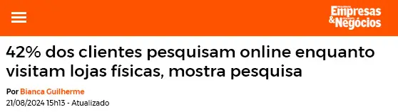 Notícia informando que 42% dos clientes pesquisam online enquanto visitam lojas físicas, mostra pesquisa